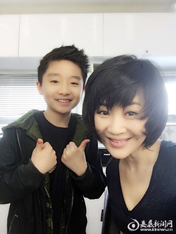 (许晴与剧中儿子搞怪自拍)