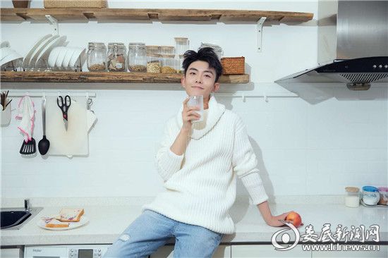 (崔一少曝光清透居家风格写真,白色毛衣凸显气质)