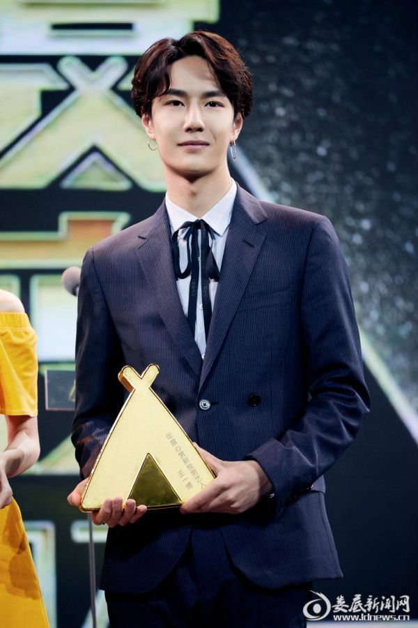 (王一博获年度新锐艺人 笑容清甜)